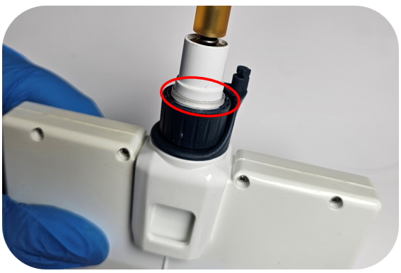 Pipetman clear retaining clip exposed