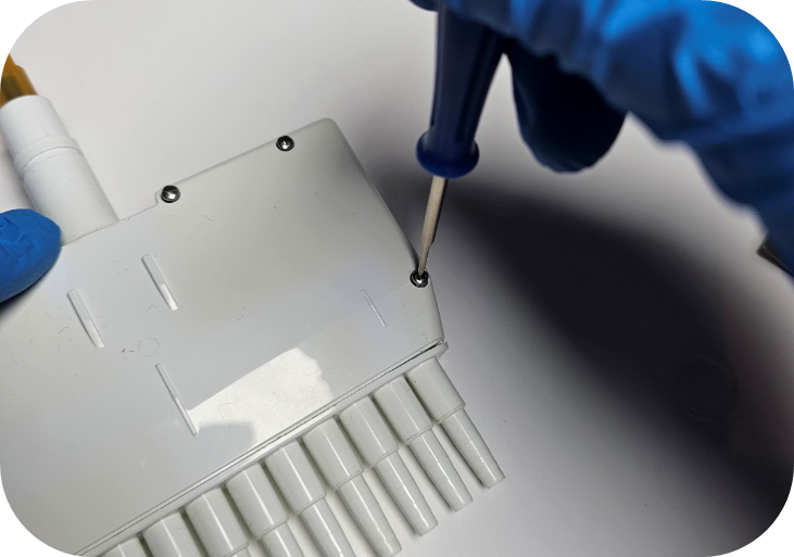 Remove all screws from the Pipetman manifold